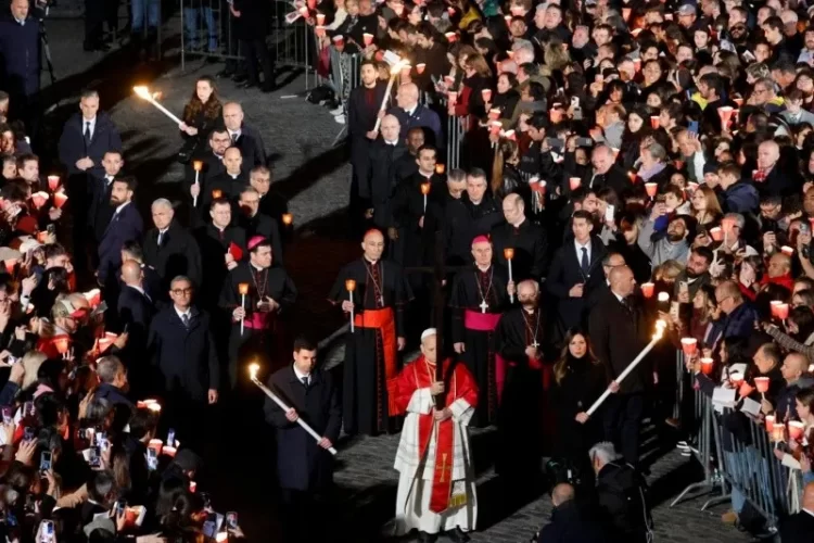 El Papa León XIV conmovió al mundo: cargó la cruz en el Coliseo y lanzó un fuerte mensaje contra la guerra