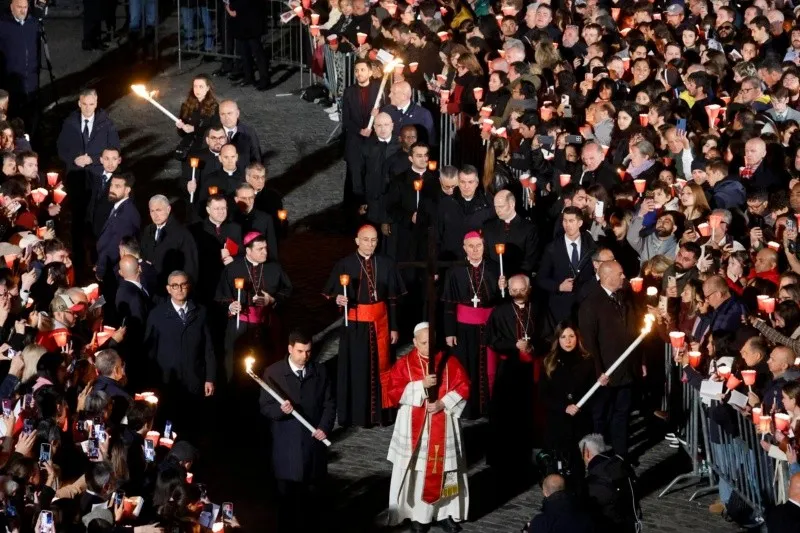 El Papa León XIV conmovió al mundo: cargó la cruz en el Coliseo y lanzó un fuerte mensaje contra la guerra