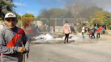 AHORA | Vecinos del barrio El Tabique cortaron la calle en reclamo de una cloaca rota hace meses