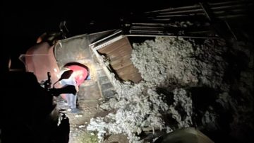 Se quedó sin frenos y volcó con un camión cargado de algodón sobre la Ruta 11