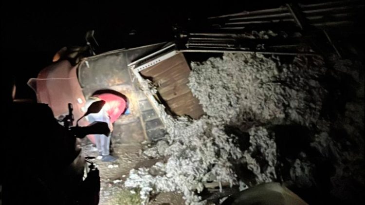 Se quedó sin frenos y volcó con un camión cargado de algodón sobre la Ruta 11