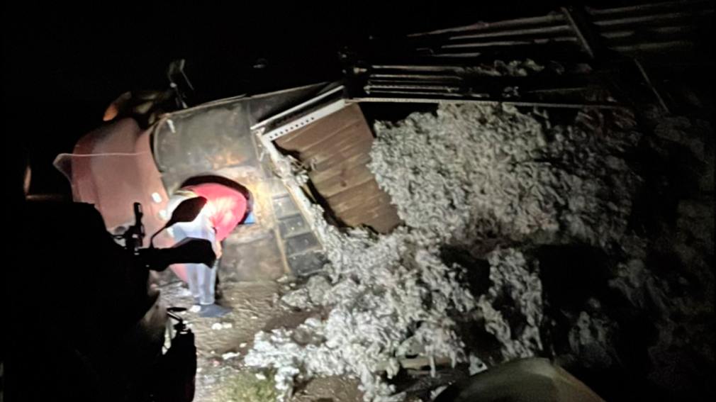 Se quedó sin frenos y volcó con un camión cargado de algodón sobre la Ruta 11