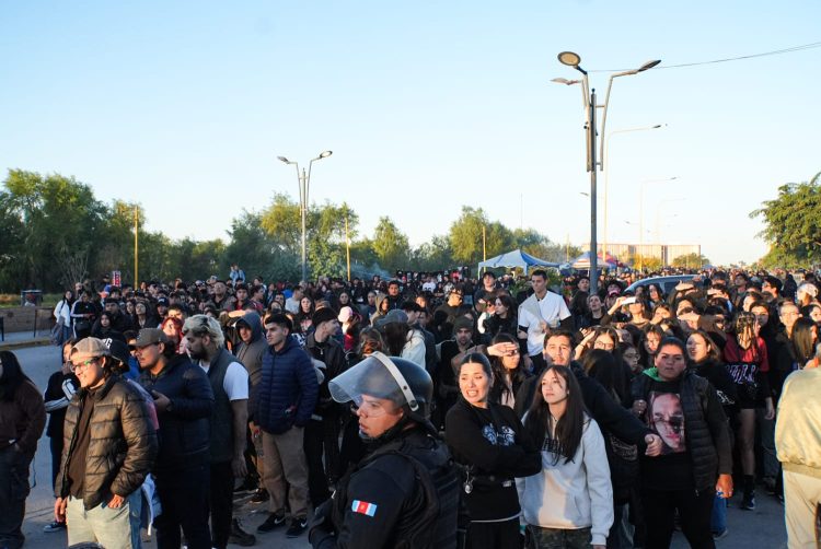 FOTOS | Los fans de Airbag ya copan el playón del “Madre de Ciudades” para un show inolvidable en Santiago del Estero