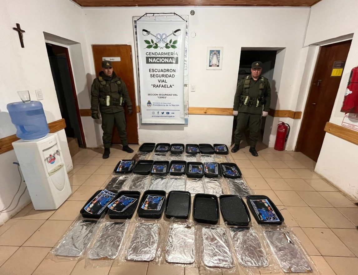 FOTOS. Encontraron más de 67 kilos de droga ocultos en un colectivo de larga distancia