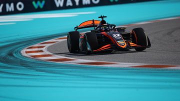 Varrone sufrió en Miami y terminó 13° en una carrera caótica de F2