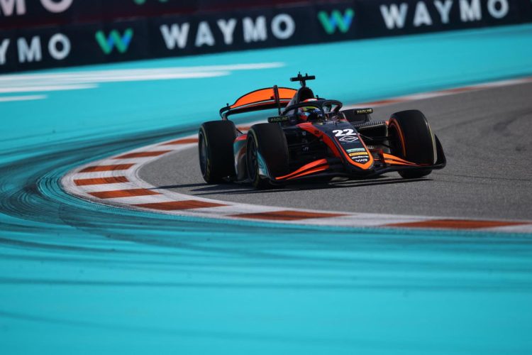 Varrone sufrió en Miami y terminó 13° en una carrera caótica de F2