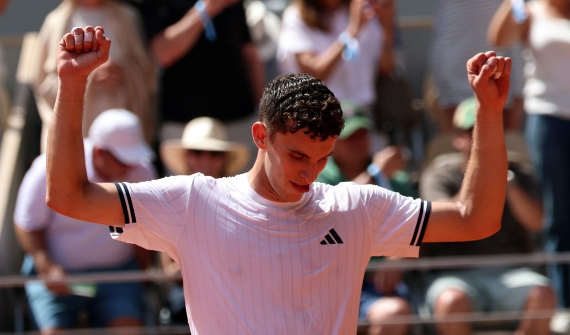 Juan Manuel Cerúndolo ganó un partidazo de seis horas y avanzó en Roland Garros