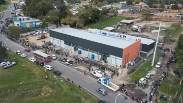 Miles de personas hicieron fila bajo la lluvia por 60 puestos de trabajo en un frigorífico