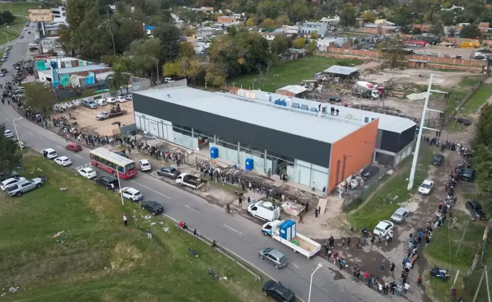 Miles de personas hicieron fila bajo la lluvia por 60 puestos de trabajo en un frigorífico