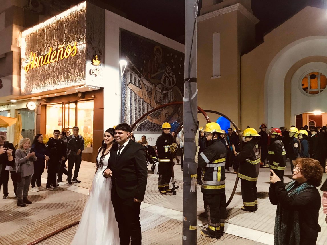 Bomberos Voluntarios de Las Termas le hicieron una emotiva guardia de honor al compañero que se casó