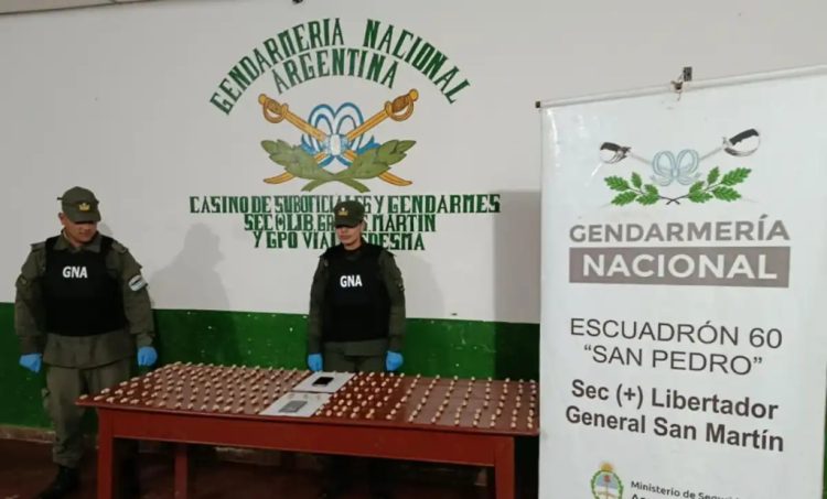 Detuvieron a dos hombres que transportaban casi tres kilos de cocaína en sus cuerpos