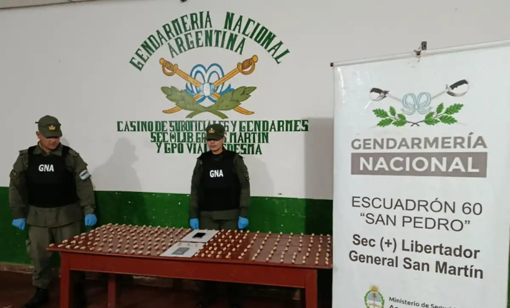 Detuvieron a dos hombres que transportaban casi tres kilos de cocaína en sus cuerpos