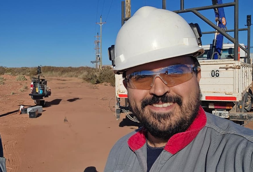 Egresado de la UNSE lidera un equipo de operación y mantenimiento en Vaca Muerta