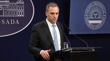 Manuel Adorni presentó su declaración jurada: “Ahorramos toda la vida en negro”