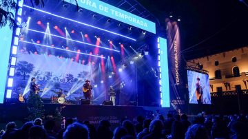 Decenas de turistas disfrutan del show musical de apertura de temporada en Las Termas