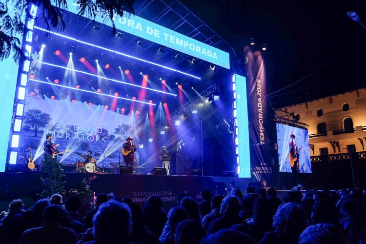 Decenas de turistas disfrutan del show musical de apertura de temporada en Las Termas