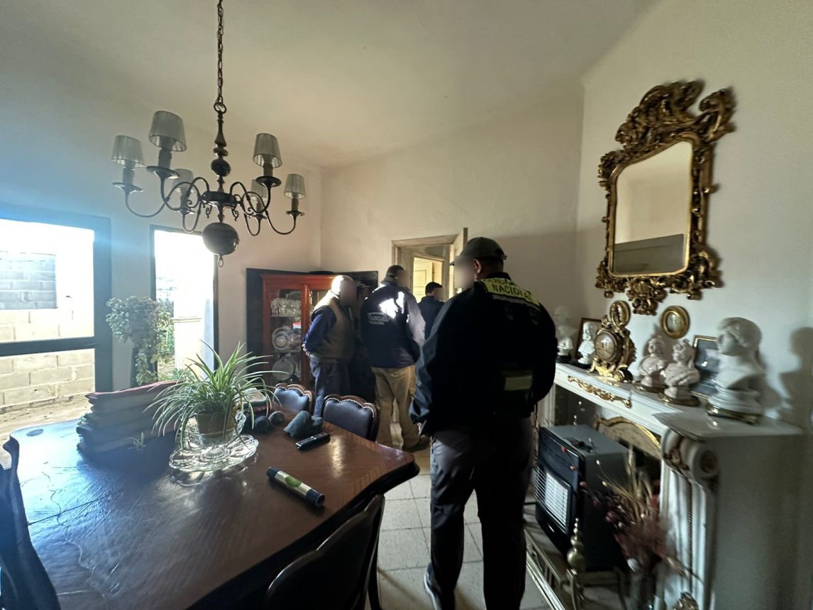Secuestran dagas antiguas, documentos e imágenes religiosas en allanamientos de Gendarmería
