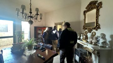 Secuestran dagas antiguas, documentos e imágenes religiosas en allanamientos de Gendarmería