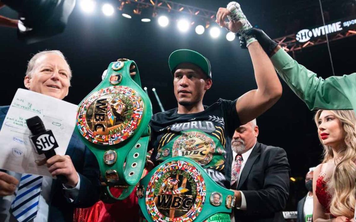 Benavidez noqueó al “Zurdo” Ramírez y se consagró tricampeón mundial