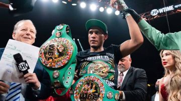 Benavidez noqueó al “Zurdo” Ramírez y se consagró tricampeón mundial