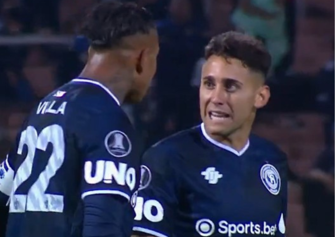 Video: la fuerte discusión de Villa con un compañero en pleno partido