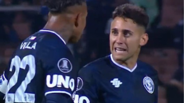 Video: la fuerte discusión de Villa con un compañero en pleno partido