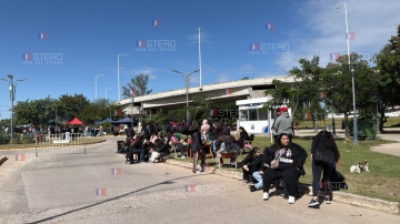 Fanáticos esperan desde temprano el recital de Airbag en el Playón del Madre de Ciudades