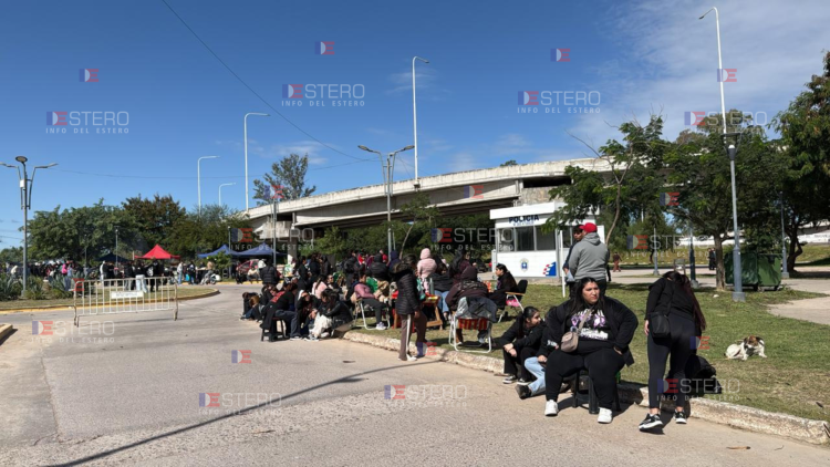 Fanáticos esperan desde temprano el recital de Airbag en el Playón del Madre de Ciudades