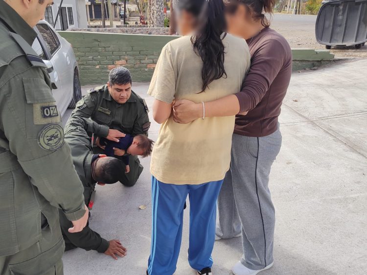 Gendarmes lograron reanimar a un niño que no podía respirar