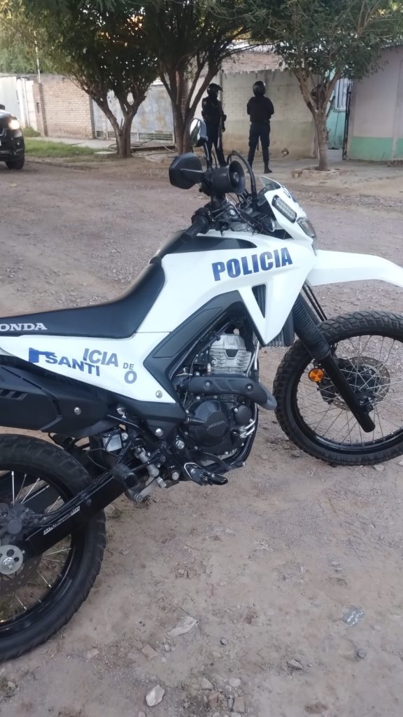 Joven denunció a su esposo policía por asfixiarla y golpearla para evitar que fuera a estudiar