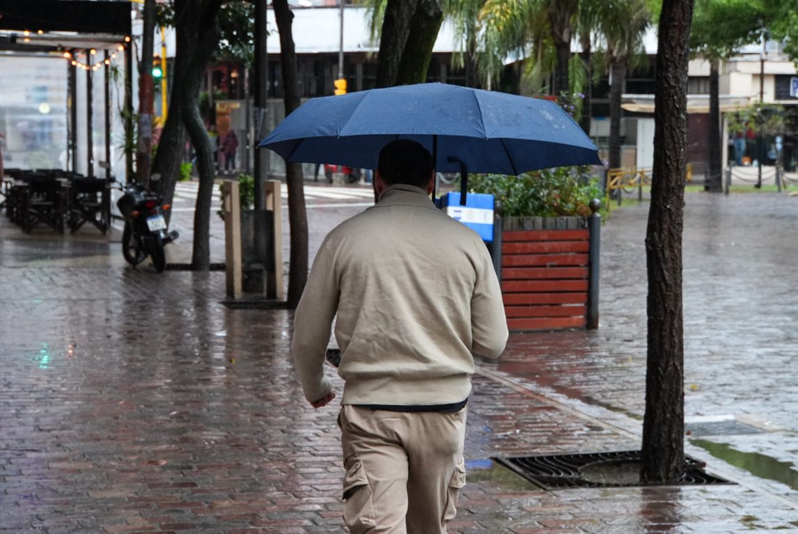 Vuelve el frío y hay tres provincias bajo alerta por lluvias: qué pasará en Santiago del Estero