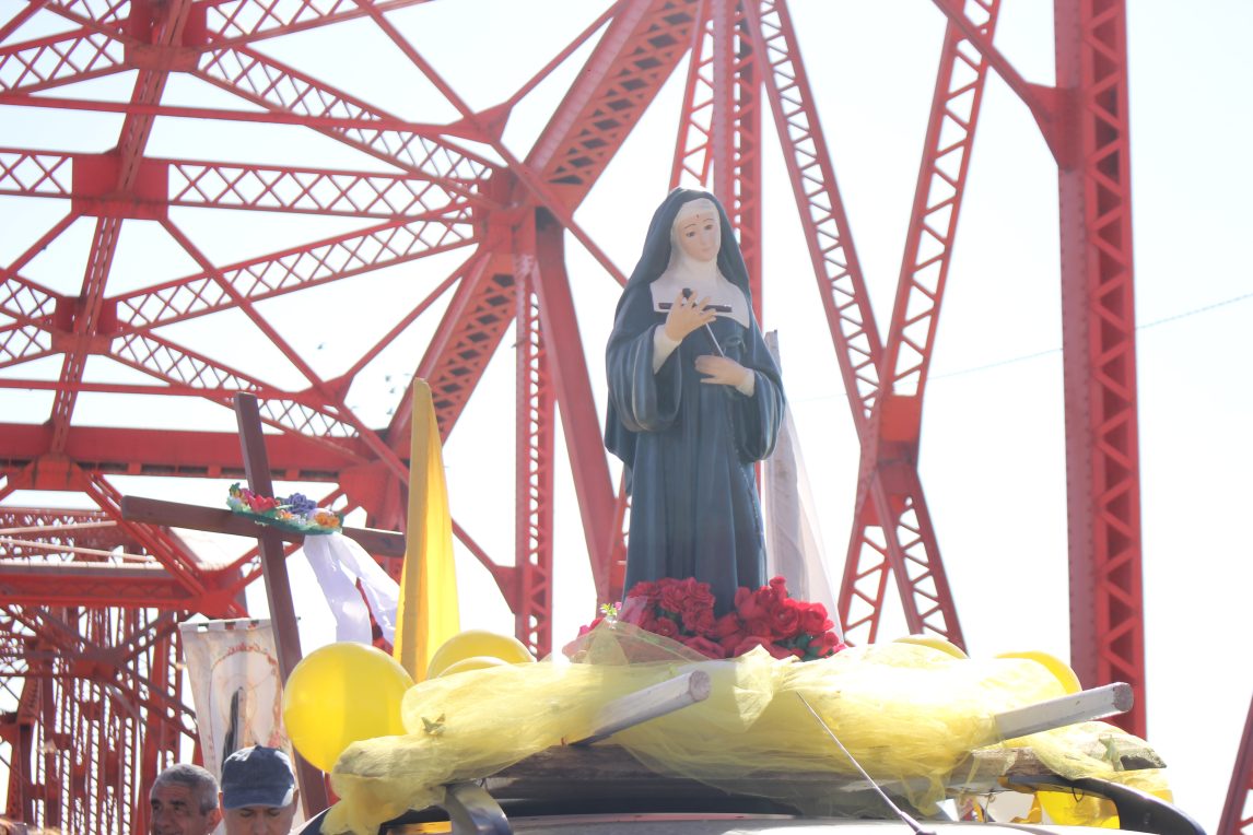 Decenas de fieles participaron de la “Caminata por la Paz” en honor a Santa Rita