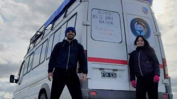 La pareja viajera que llegó a Monte Quemado tras cuatro años de aventura por Sudamérica