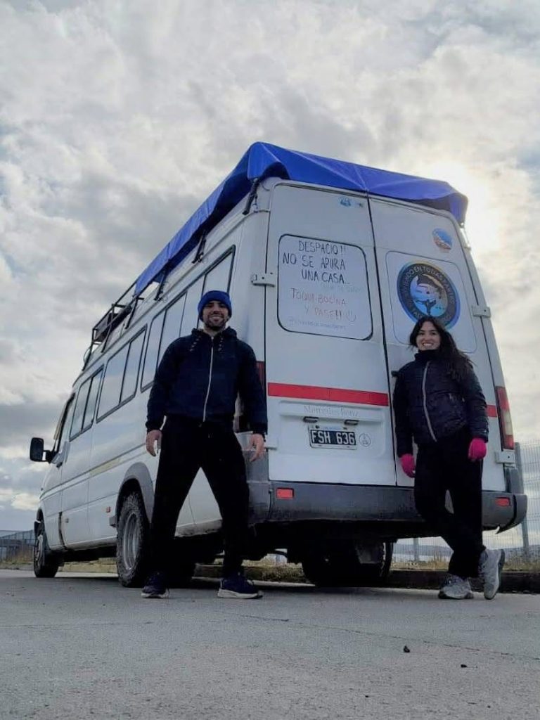 La pareja viajera que llegó a Monte Quemado tras cuatro años de aventura por Sudamérica