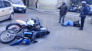 Un joven terminó en el pavimento luego de un accidente entre motocicletas
