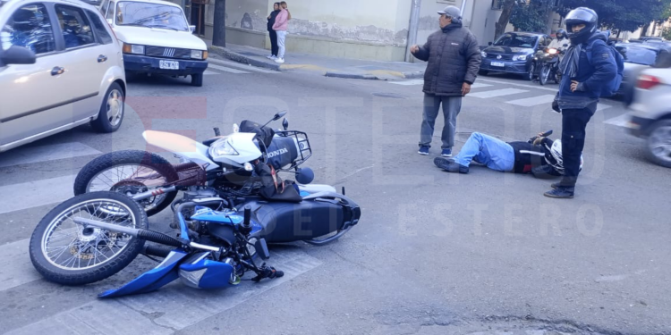 Un joven terminó en el pavimento luego de un accidente entre motocicletas