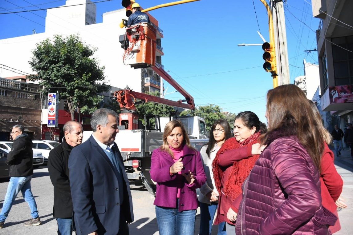 La intendente Norma Fuentes supervisó la instalación de nuevos semáforos en la esquina de Sáenz Peña y Córdoba