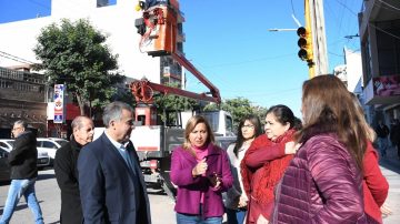 La intendente Norma Fuentes supervisó la instalación de nuevos semáforos en la esquina de Sáenz Peña y Córdoba