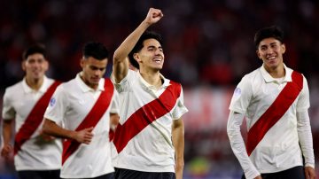 River goleó a Blooming y avanzó a octavos con una fiesta en el Monumental