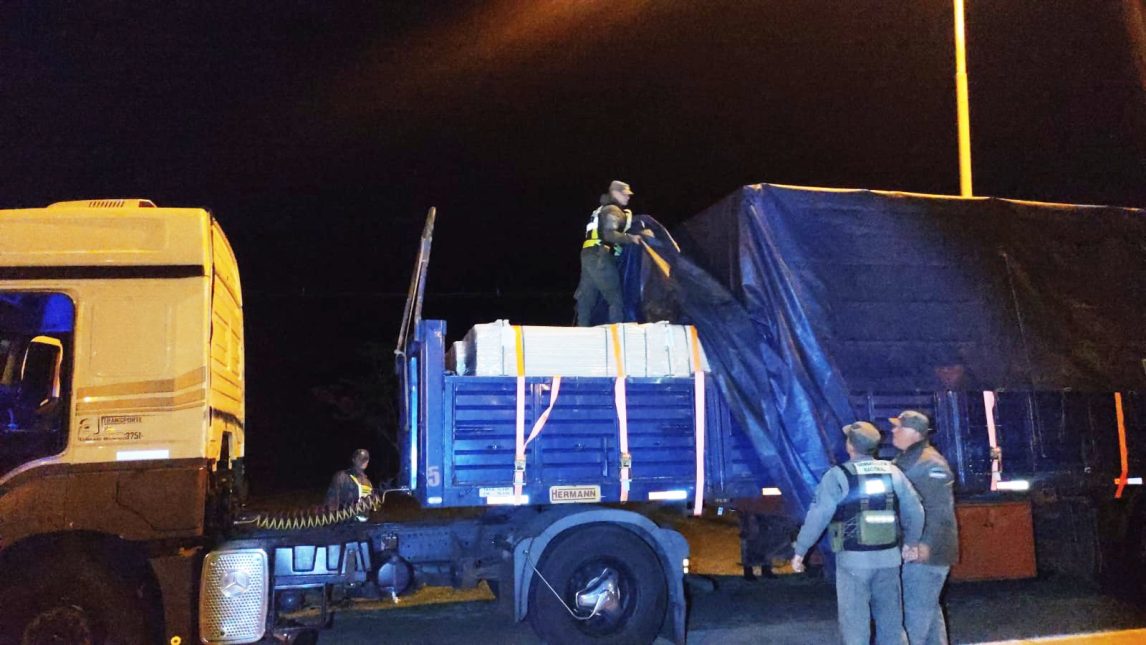 FOTOS: hallaron 18 kilos de cocaína ocultos entre tirantes de madera en un camión que iba rumbo a Buenos Aires
