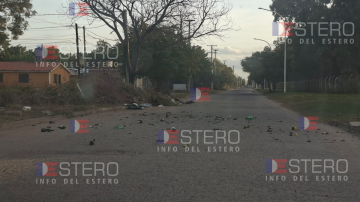 “Si frenas de noche, te roban”: vecinos denuncian que rompen botellas y esparcen los vidrios en un ingreso al barrio Primero de Mayo