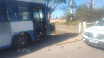 Se salvaron de milagro: un colectivo sufrió un desperfecto mecánico y casi cae dentro del Canal