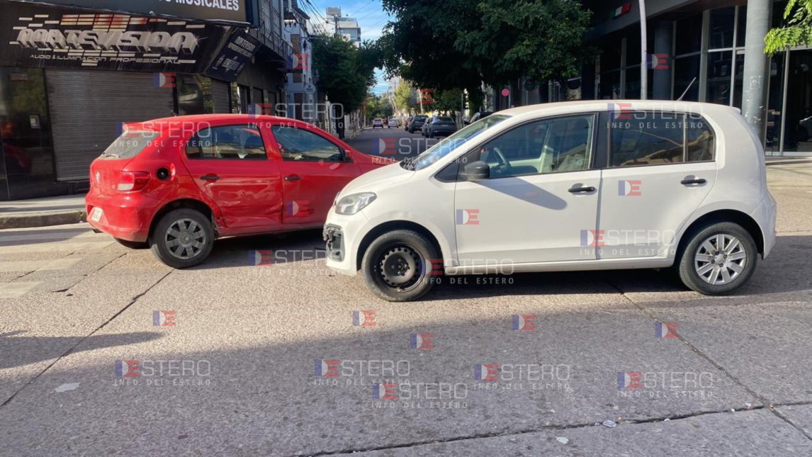 Dos autos conducidos por mujeres chocaron en calle La Plata: hubo solo daños materiales
