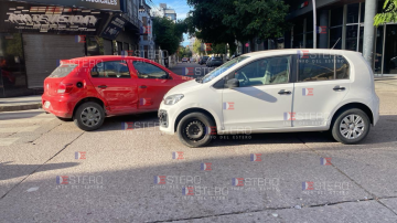 Dos autos conducidos por mujeres chocaron en calle La Plata: hubo solo daños materiales