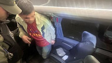 Descubren a un pasajero de un colectivo que iba sentado sobre un paquete de cocaína y marihuana