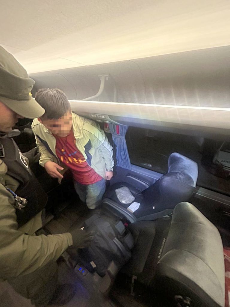 Descubren a un pasajero de un colectivo que iba sentado sobre un paquete de cocaína y marihuana