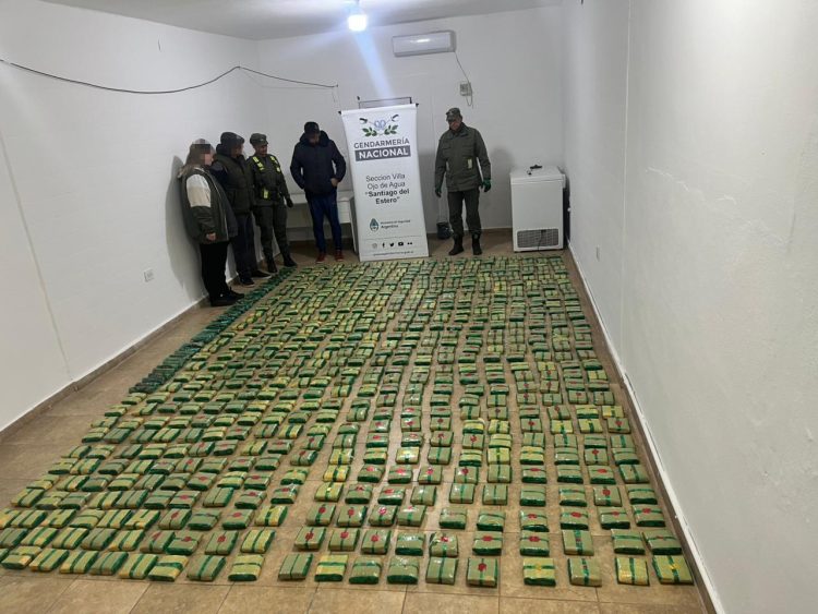 Interceptan a un camión que transportaba más de 150 kilos de hojas de coca en estado natural
