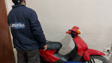 Una mujer entregó a la policía la moto que su hijo robó y escondió en su casa