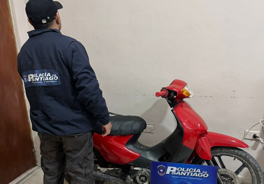 Una mujer entregó a la policía la moto que su hijo robó y escondió en su casa