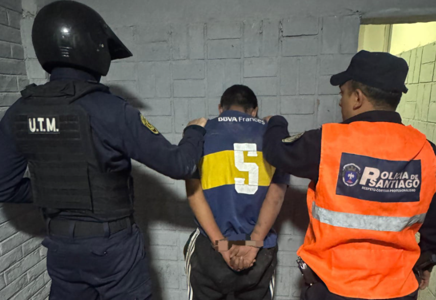 Lo descubrieron robando, fueron a detenerlo y amenazó a los policías con un cuchillo